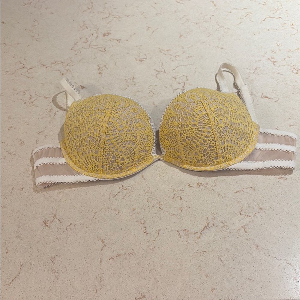 Victoria’s Secret padded demi lace yellow SZ 36C